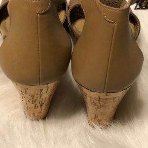 Kenneth Cole Reaction size 81/2 medium tan color